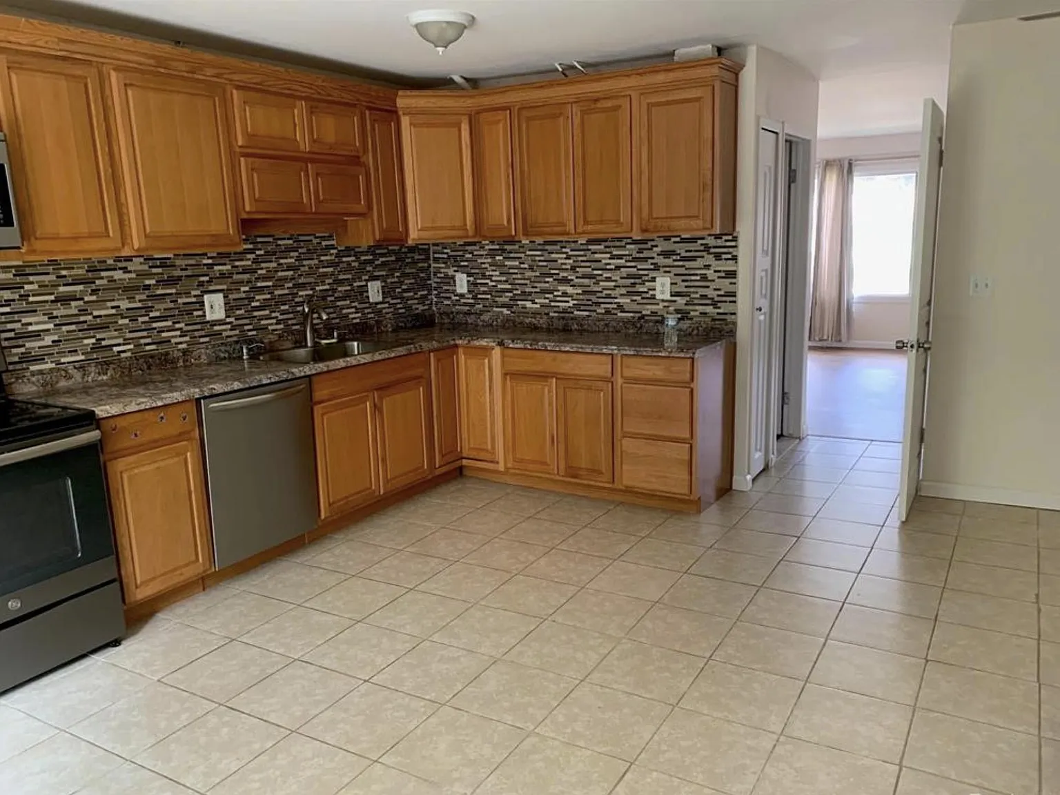 3 bed, 1.5 bath, 1230 sqft, $1,800 — Photo 3