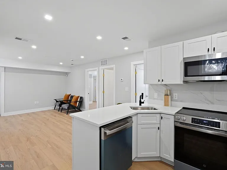 1301 Somerset Pl NW — Photo 3