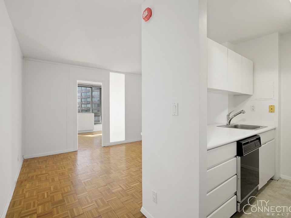 1st image of 1 Irving Pl APT U17d