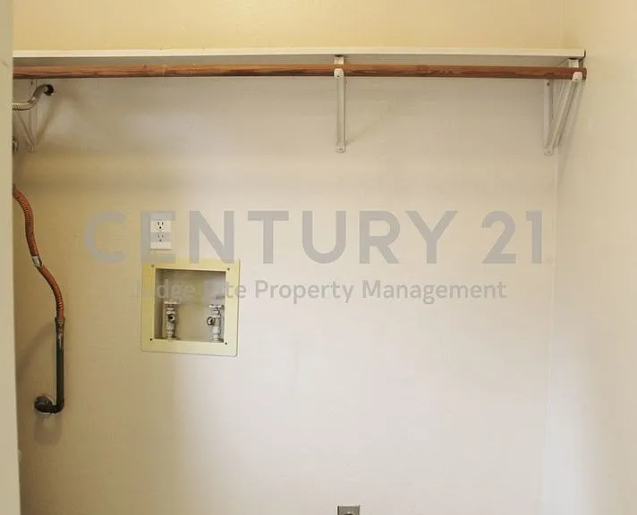 1104 Curtis Dr — Photo 9