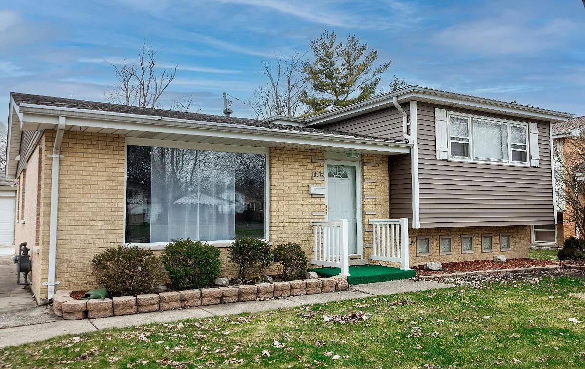 Cozy Split-Level in Chicago Ridge — Photo 1