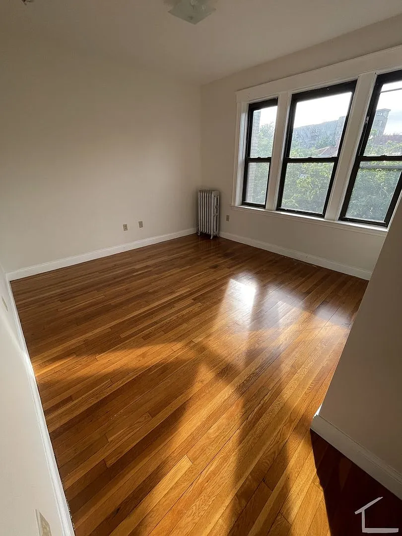 Very Spacious Brighton 4-bed, 2-bath with Heat/Hot Water Included — Photo 2