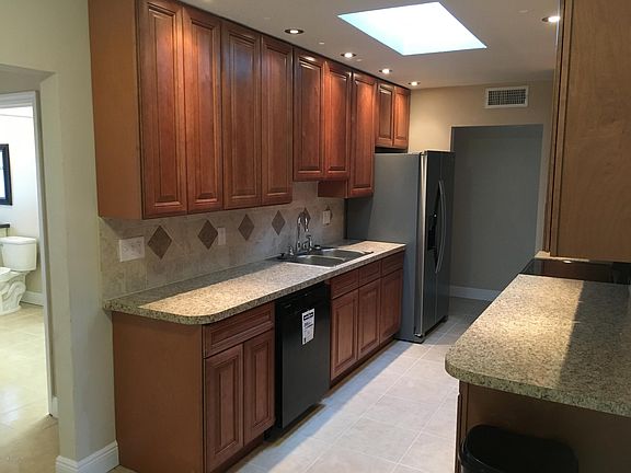 4th image of 1708 Loquat Dr