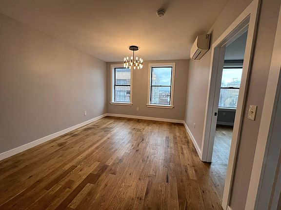 5th image of 84 Romaine Ave APT 9