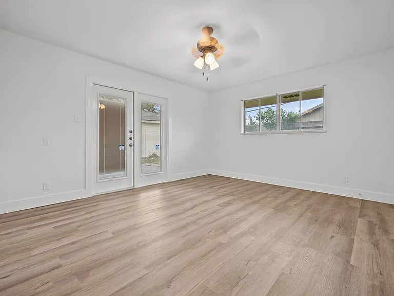 445 Montclair Dr — Photo 6