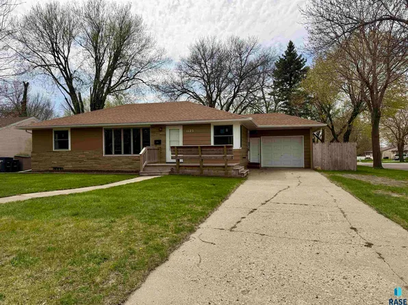 1123 Elmhurst Ave N, Luverne, MN 56156