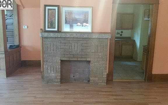 3rd image of 222 W 9th Ave