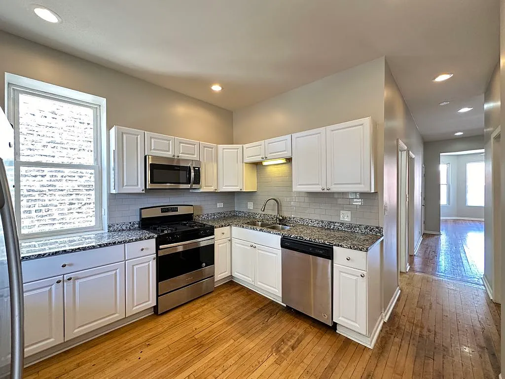 2049 W Fullerton Ave — Photo 3