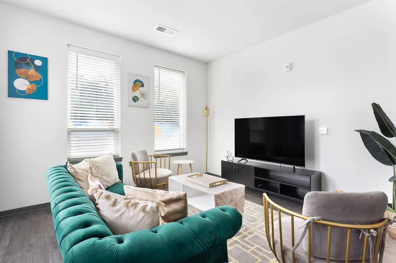 2 bed, 2.0 bath, 1076 sqft, $4,592 — Photo 4