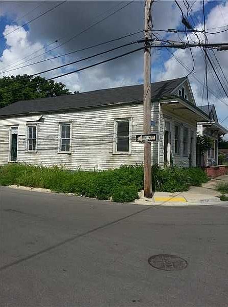 2nd image of 2440 Pauger St