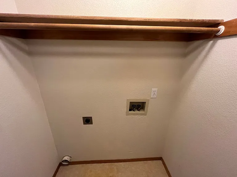 565 NE Norton Ave — Photo 10