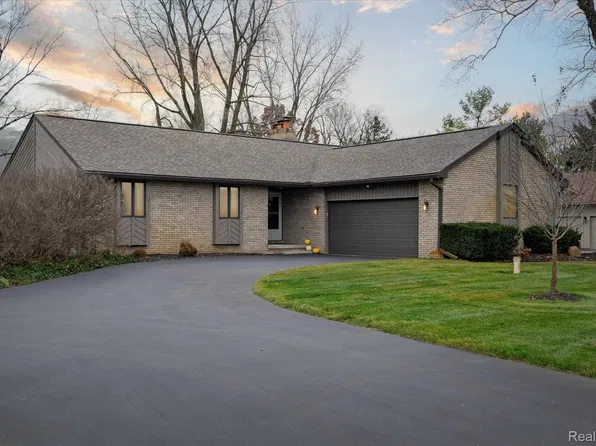 13399 Sumac Rd, South Lyon, MI 48178