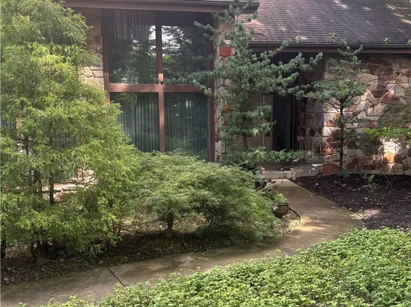 125 Gatehouse Dr, Coraopolis, PA 15108