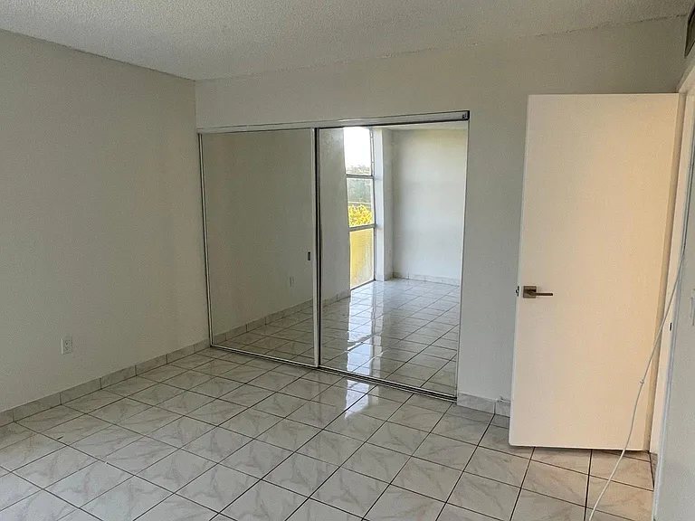 2350 NE 135th St #403 — Photo 9