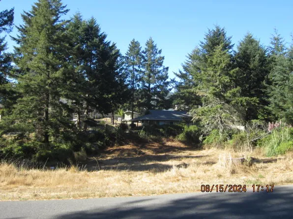 110 Hickory Rd, Whitethorn, CA 95589