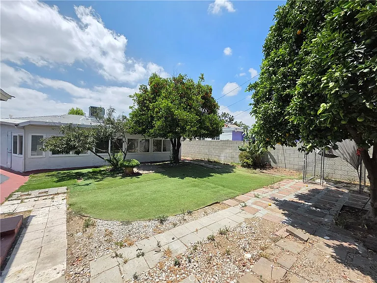 8834 Stansbury Ave — Photo 25