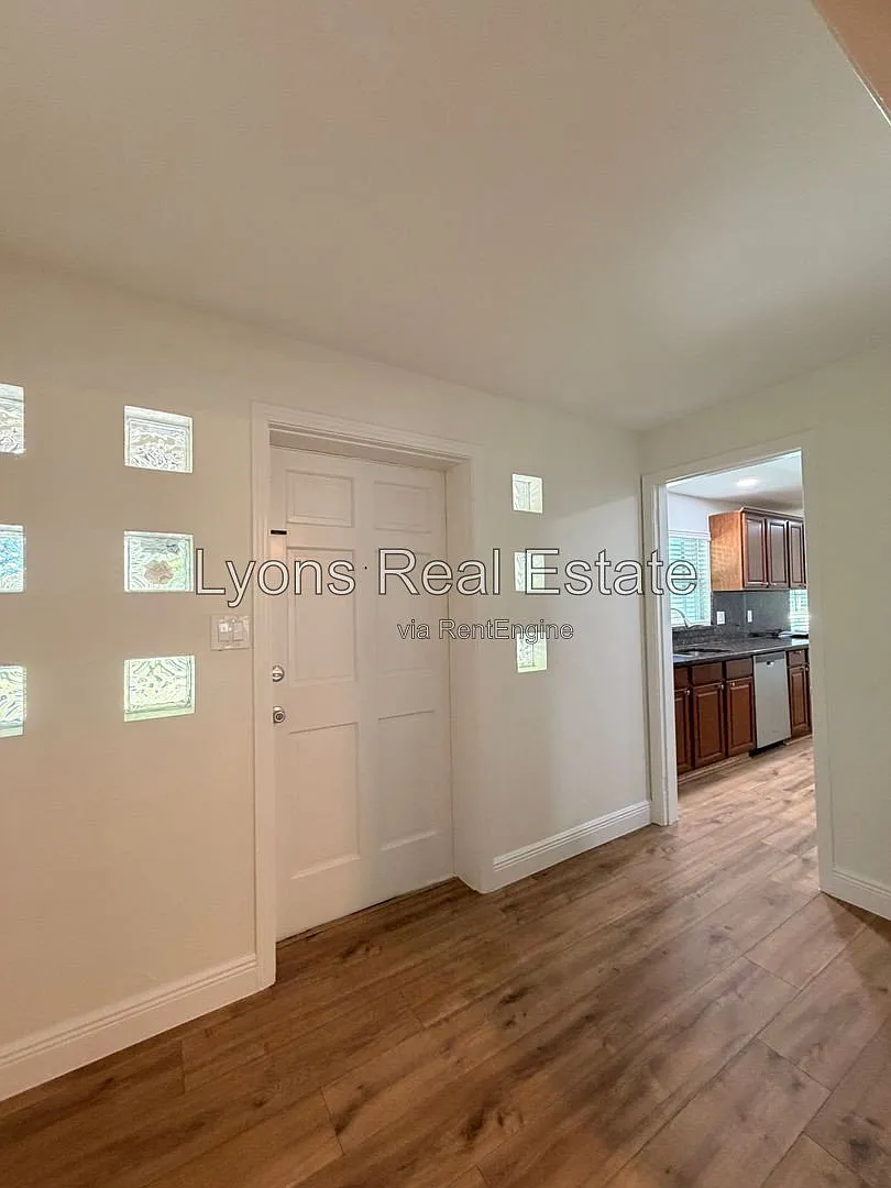 3 bed, 2.0 bath, 1978 sqft, $2,495 — Photo 4