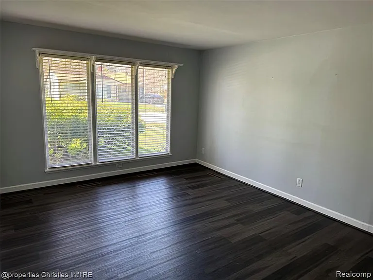 22000 Sunset Blvd — Photo 6