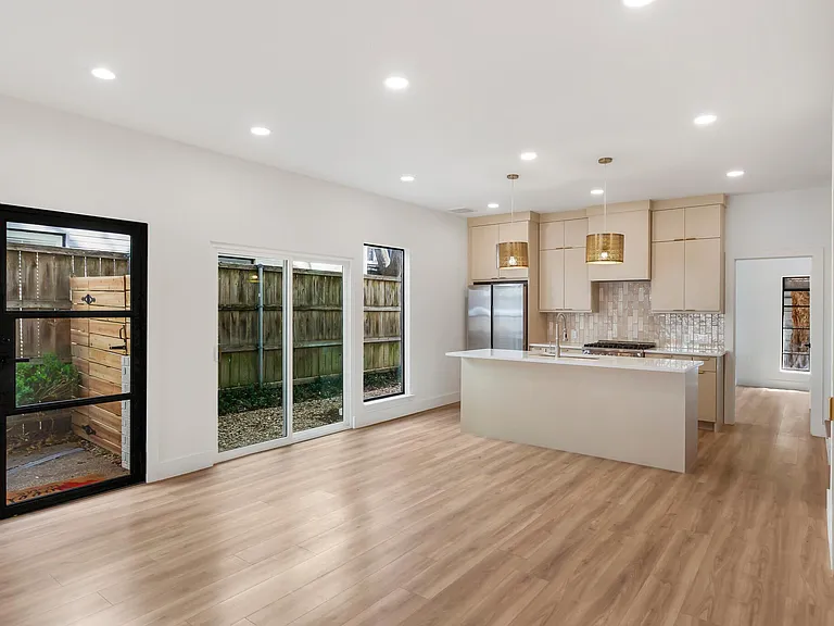 3633 Asbury St — Photo 6