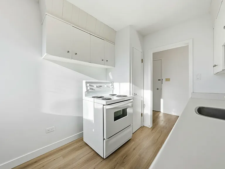 2220 Robinson St — Photo 1