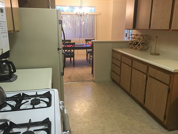 Gas range and plenty of counter space