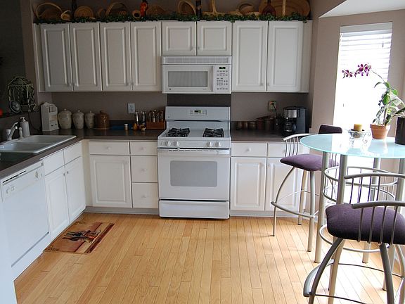 Kitchen w/hardwood flooring