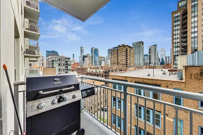 421 W Huron St #907 — Photo 8