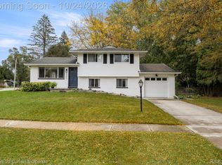 4580 Chadsworth St, Commerce Township, MI 48382