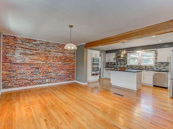 5th image of 417 Cloverwood Dr