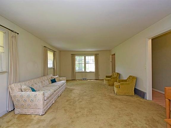 3rd image of 1922 Bluebell Dr