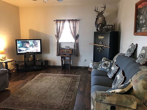 4th image of 438 Chaparral Cres