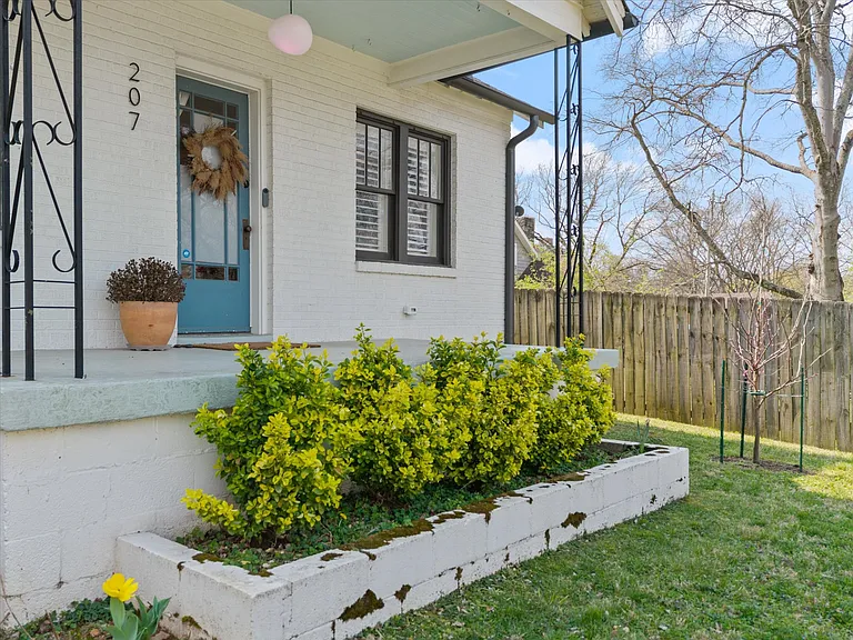 207 Morton Ave — Photo 4