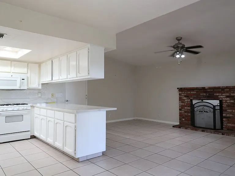 528 S Sorrel St — Photo 3