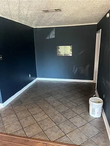 5 bed, 2.0 bath, 2347 sqft, $2,000 — Photo 3