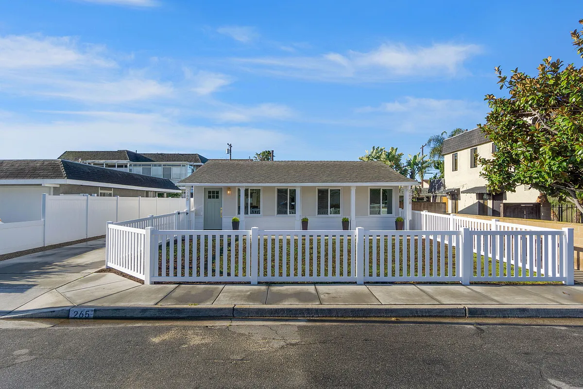 Large enclosed front yard with fresh grass - 265 Palmer St