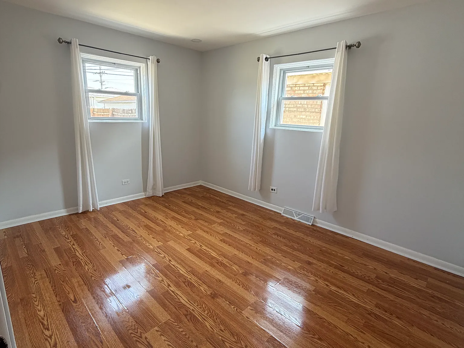 3 bed, 1008 sqft, $2,700 — Photo 4