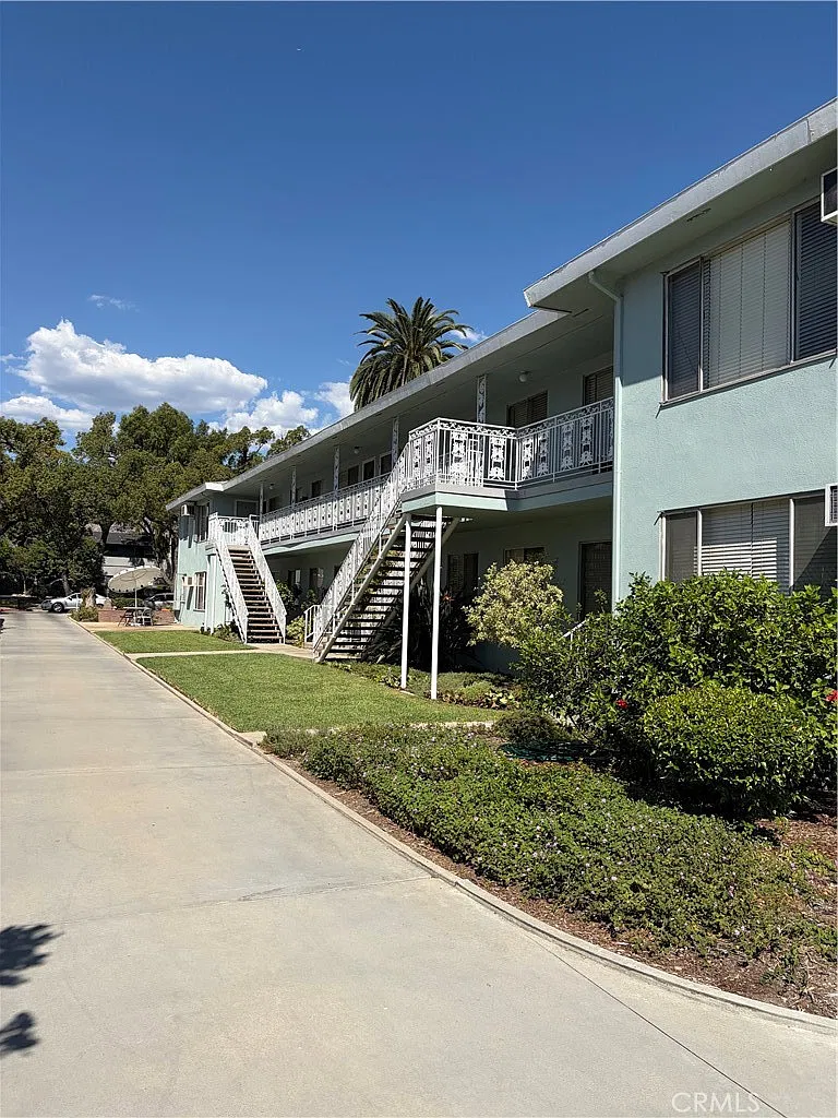 2 bed, 925 sqft, $2,098 — Photo 1