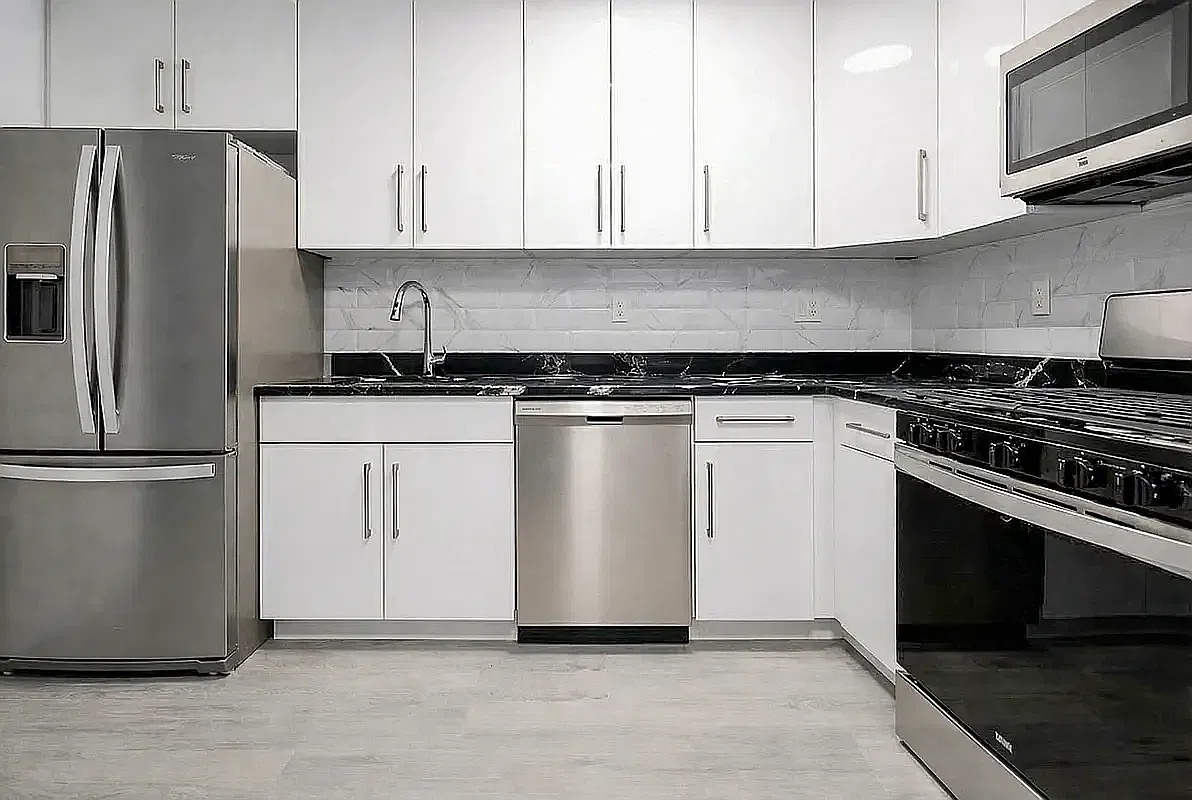 142 Huron St — Photo 2