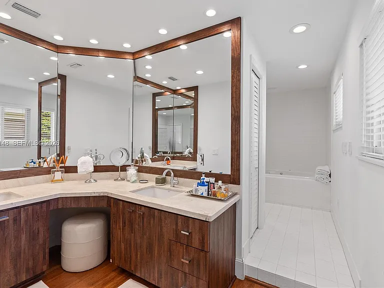 735 Benevento Ave — Photo 27