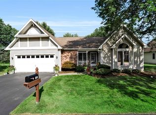 12 Village Gate Ct, Williamsville, NY 14221