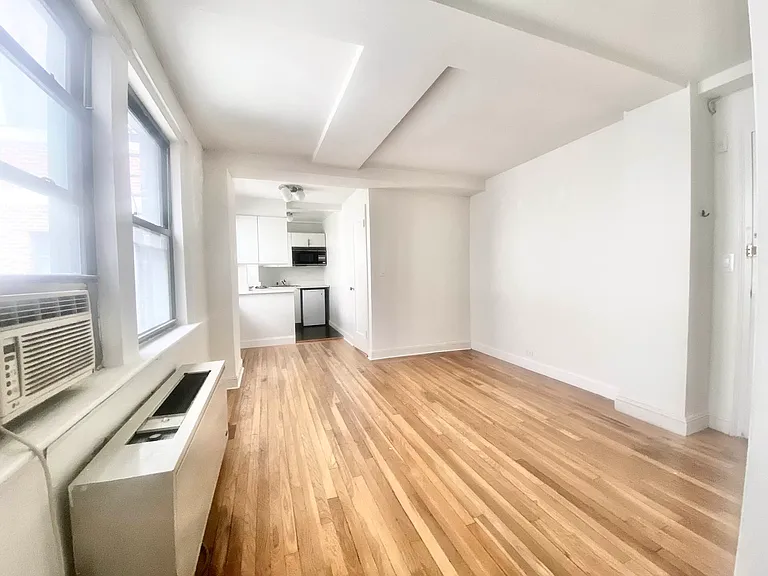 328 E 43rd St #403 — Photo 4