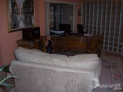 11 Crossway Ct W living room