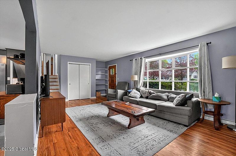 5th image of 9 Bellaire Drive