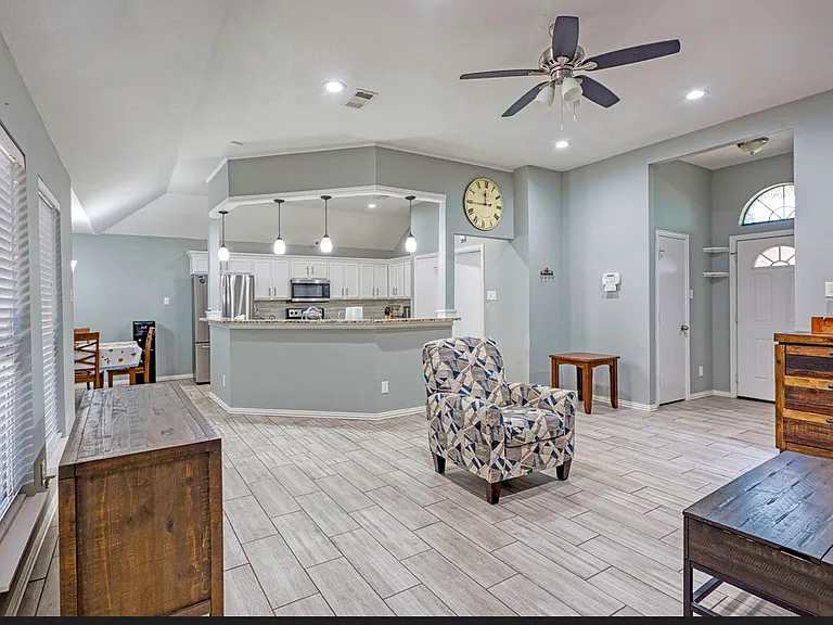 8423 Creekbluff Dr — Photo 2