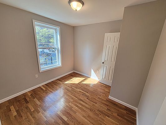 3rd image of 728 Courtlandt Ave #2F