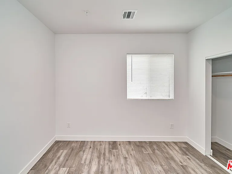 601 W 41st Pl — Photo 14