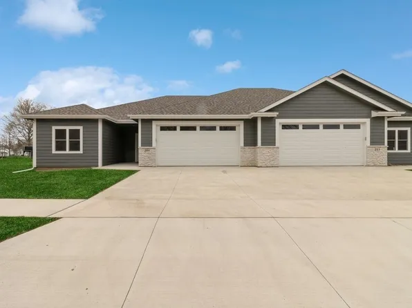 2369 N 10th Ave E, Newton, IA 50208