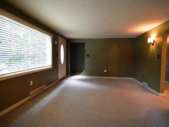 3rd image of 250 Lakeview Dr