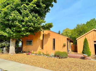 505 E 3rd St, Elk Rapids, MI 49629