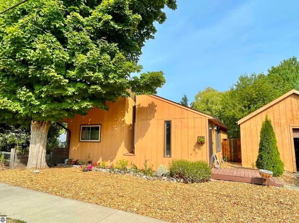 505 E 3rd St, Elk Rapids, MI 49629